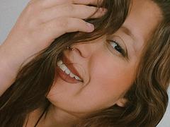 ArenaPeeach - female with brown hair and  big tits webcam at xLoveCam