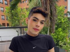 Aresxx - shemale with brown hair webcam at xLoveCam