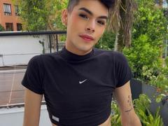 Aresxx - shemale with brown hair webcam at xLoveCam