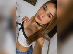 ArianaBellee - female with brown hair webcam at xLoveCam