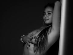 ArielleWilde - female with black hair webcam at LiveJasmin