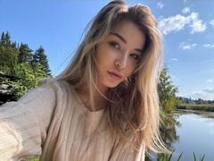 Ariemel - blond female webcam at xLoveCam