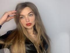 ArinaLips - female with brown hair and  small tits webcam at xLoveCam