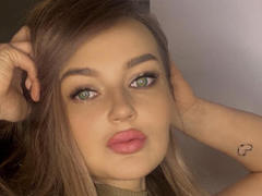 ArinaLips - female with brown hair and  small tits webcam at xLoveCam