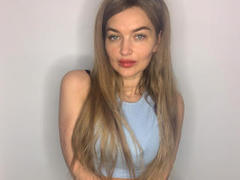 ArinaLips - female with brown hair and  small tits webcam at xLoveCam