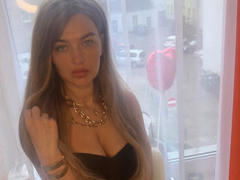 ArinaLips - female with brown hair and  small tits webcam at xLoveCam