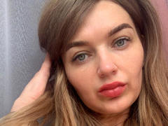 ArinaLips - female with brown hair and  small tits webcam at xLoveCam