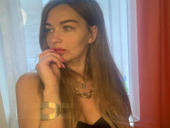 ArinaLips - female with brown hair and  small tits webcam at xLoveCam