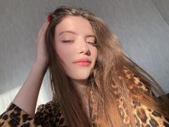 ArleanBlatti - female with brown hair webcam at xLoveCam