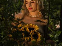 AtheneaRozzi - female with  big tits webcam at xLoveCam