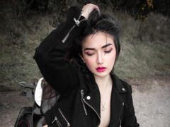 MiaHardt - female with brown hair webcam at LiveJasmin