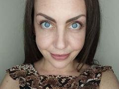 Avi-Montana - female with brown hair webcam at xLoveCam