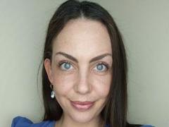 Avi-Montana - female with brown hair webcam at xLoveCam