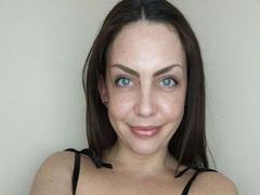 Avi-Montana - female with brown hair webcam at xLoveCam