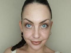 Avi-Montana - female with brown hair webcam at xLoveCam