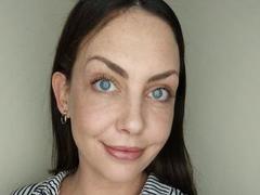 Avi-Montana - female with brown hair webcam at xLoveCam