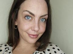 Avi-Montana - female with brown hair webcam at xLoveCam