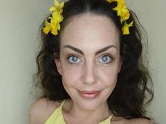 Avi-Montana - female with brown hair webcam at xLoveCam