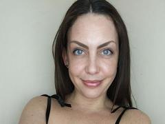 Avi-Montana - female with brown hair webcam at xLoveCam