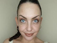 Avi-Montana - female with brown hair webcam at xLoveCam