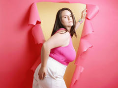 AvienLume - female with black hair and  small tits webcam at xLoveCam