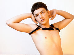 AxelLaciel - shemale with black hair webcam at xLoveCam
