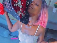 BaileyCurvy - female webcam at xLoveCam