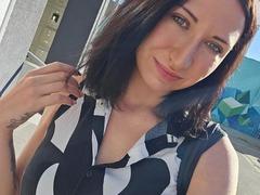 Fabienne-Banks-hot - female with brown hair webcam at xLoveCam