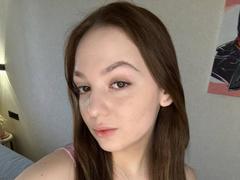 BaoRoebke - female with brown hair webcam at xLoveCam