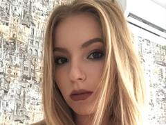 BattyLove from xLoveCam