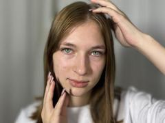 BeaDealba - female with brown hair webcam at xLoveCam