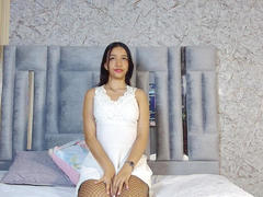 BeautifulIndie - female with brown hair webcam at xLoveCam