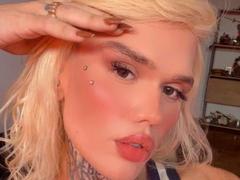 Becab - shemale webcam at xLoveCam