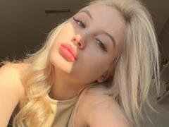 BellaBlondieMiss from xLoveCam