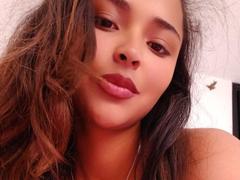 BellaChaudAmour - female with brown hair and  small tits webcam at xLoveCam