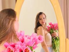JoanCompston - female with brown hair webcam at LiveJasmin