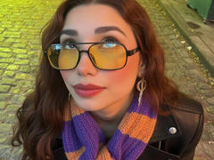 Bellasweeth - female with brown hair and  big tits webcam at xLoveCam