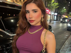 Bellasweeth - female with brown hair and  big tits webcam at xLoveCam