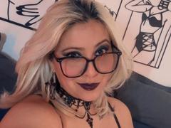 BlackWidowsI - blond female webcam at xLoveCam
