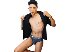 BlakeNoir - shemale with brown hair webcam at xLoveCam