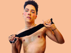 BlakeNoir - shemale with brown hair webcam at xLoveCam