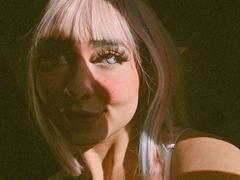 BlueSkarlet - female with brown hair webcam at xLoveCam