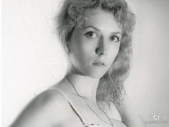 Boginya - female with  small tits webcam at xLoveCam