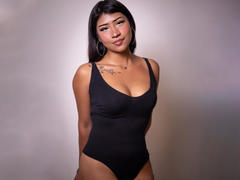 BonnieBond - female with brown hair webcam at xLoveCam