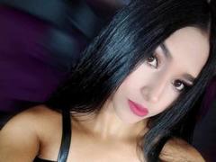 EmmaBruce - female with brown hair and  big tits webcam at LiveJasmin