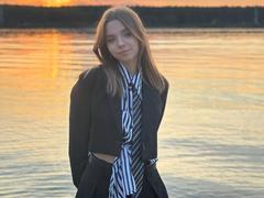 BrigetteLaurie - female with brown hair webcam at xLoveCam