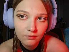 BrittanieManino - female with brown hair webcam at xLoveCam