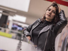 BulmaHot - female with brown hair webcam at xLoveCam