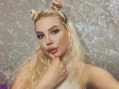 Byanka-hot - blond female webcam at xLoveCam