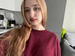 CameronVient - female with brown hair webcam at xLoveCam